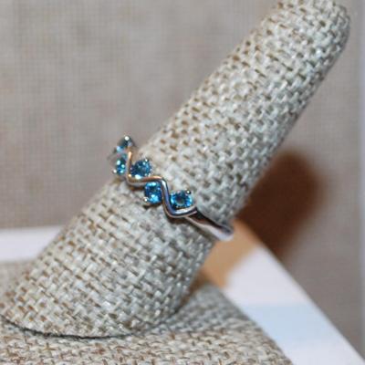 Size 8¼ Marked .925 Aquamarine Colored Stones on a Zig-Zag Silver Setting & Band (2.4g)