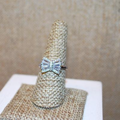 Size 8 Marked .925 Glitter "Bowtie" Styled Ring on a Silver Band (3.3g)