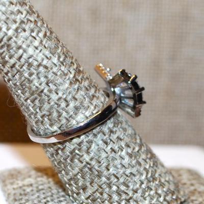 Size 8 Marked .925 Glitter "Bowtie" Styled Ring on a Silver Band (3.3g)