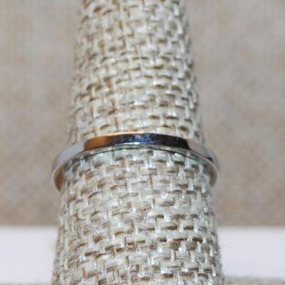Size 8 Marked .925 Glitter "Bowtie" Styled Ring on a Silver Band (3.3g)