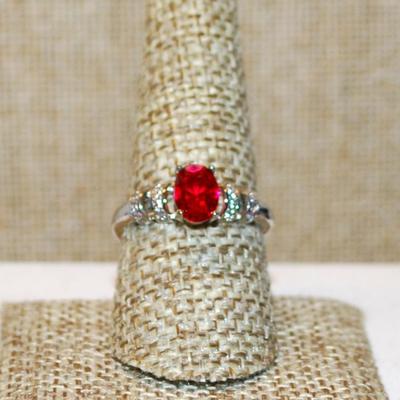 Size 9¼ Marked .925 Size 8¼ Oval Cranberry Red Stone Ring with Side Accent "Clips" on a Silver Band (2.4g)