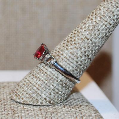 Size 9¼ Marked .925 Size 8¼ Oval Cranberry Red Stone Ring with Side Accent "Clips" on a Silver Band (2.4g)