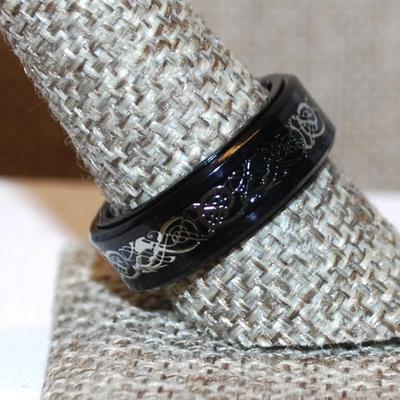 Size 10 Black Acrylic Ring with Graphic Designed Inlay Down the Middle (6.8g)