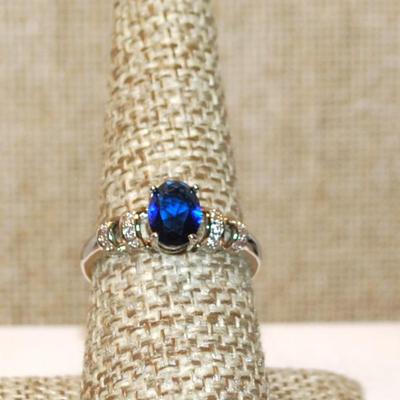 Size 6½ Marked .925 Oval Deep Blue Stone Ring with Side Accent "Clips" on a Silver Band (2.2g)