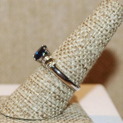 Size 6½ Marked .925 Oval Deep Blue Stone Ring with Side Accent "Clips" on a Silver Band (2.2g)