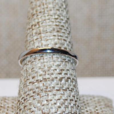Size 6½ Marked .925 Oval Deep Blue Stone Ring with Side Accent "Clips" on a Silver Band (2.2g)
