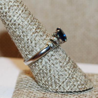 Size 6½ Marked .925 Oval Deep Blue Stone Ring with Side Accent "Clips" on a Silver Band (2.2g)