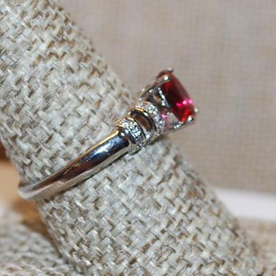 Size 6 Marked .925 Oval Deep Red Stone Ring with Side Accent "Clips" on a Silver Band (2.3g)
