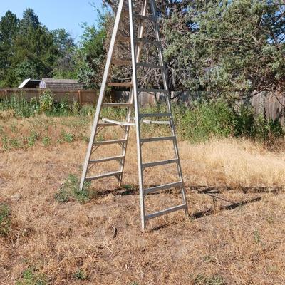 10 FOOT ALUMINUM LADDER
