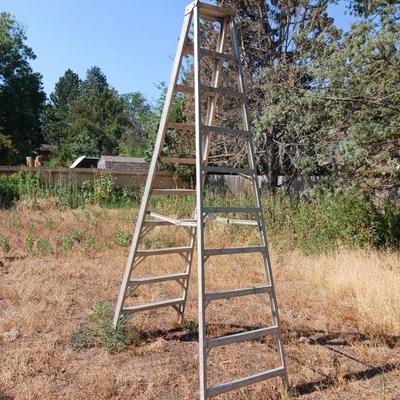 10 FOOT ALUMINUM LADDER