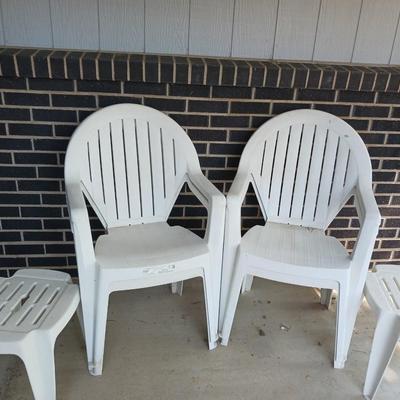 4 PLASTIC PATIO CHAIRS AND 2 SIDE TABLES