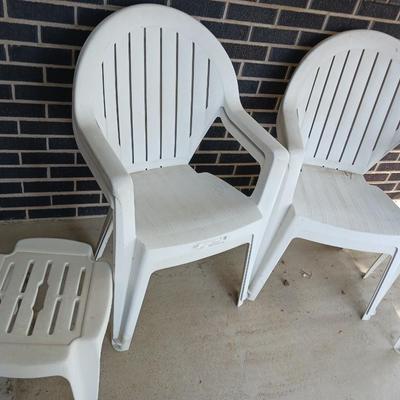 4 PLASTIC PATIO CHAIRS AND 2 SIDE TABLES