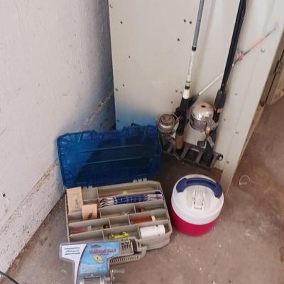 FISHING POLES W/REELS, TACKLE AND TACKLE BOX