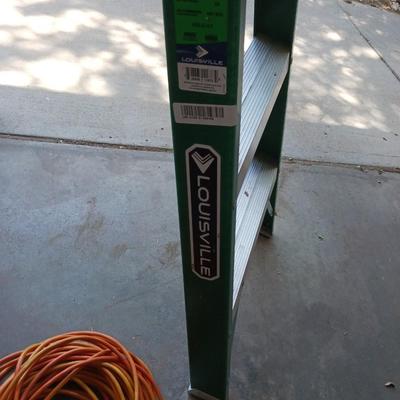 LOUISVILLE 6 FOOT FIBERGLASS LADDER PLUS EXTENSION CORD