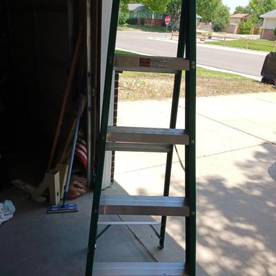 LOUISVILLE 6 FOOT FIBERGLASS LADDER PLUS EXTENSION CORD