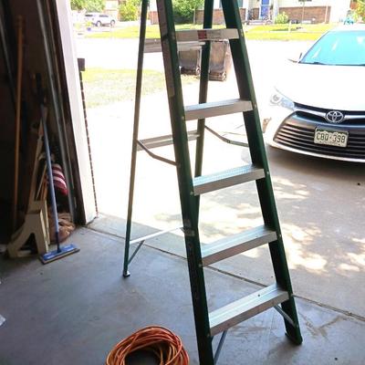 LOUISVILLE 6 FOOT FIBERGLASS LADDER PLUS EXTENSION CORD