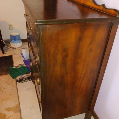 ANTIQUE CHEST OF DRAWERS