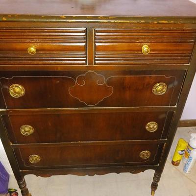 ANTIQUE CHEST OF DRAWERS