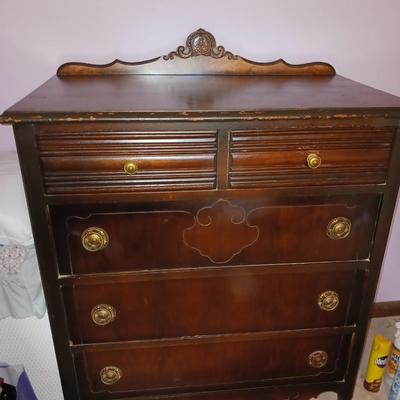 ANTIQUE CHEST OF DRAWERS