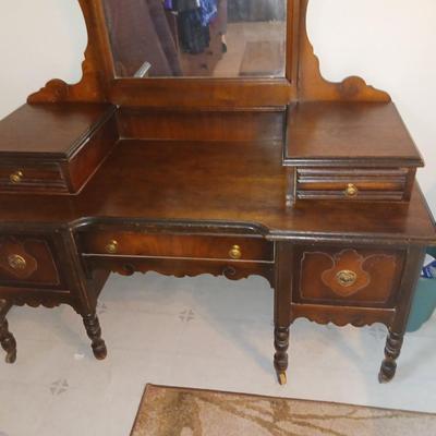BEAUTIFUL ANTIQUE VANITY