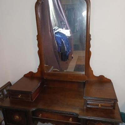 BEAUTIFUL ANTIQUE VANITY