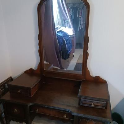 BEAUTIFUL ANTIQUE VANITY