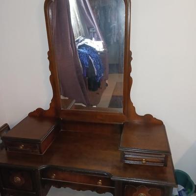 BEAUTIFUL ANTIQUE VANITY
