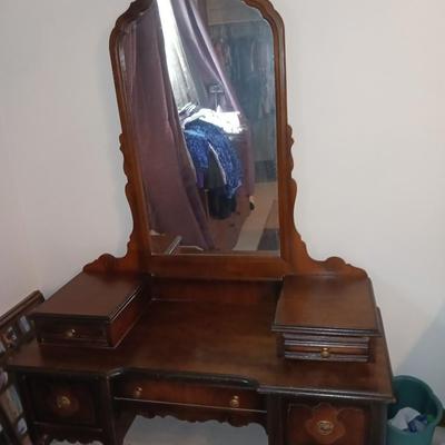BEAUTIFUL ANTIQUE VANITY