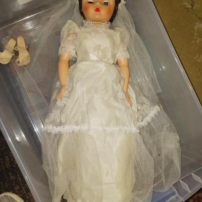 BEAUTIFUL VINTAGE BRIDE DOLL