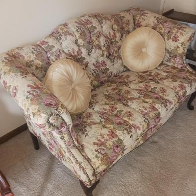 FLORAL TUFTED SETTEE