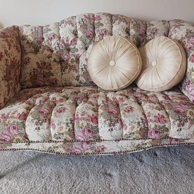 FLORAL TUFTED SETTEE