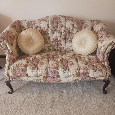 FLORAL TUFTED SETTEE