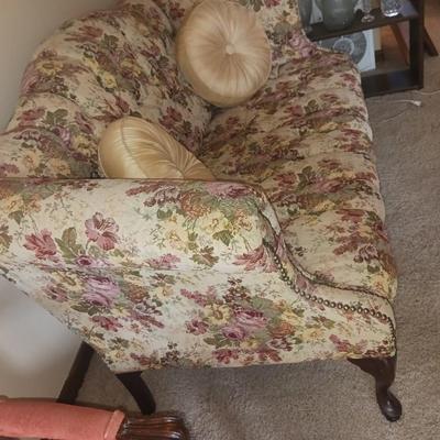 FLORAL TUFTED SETTEE