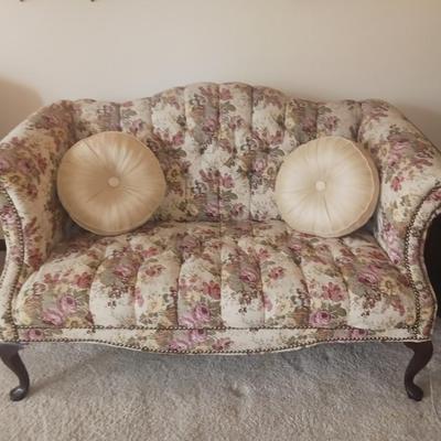 FLORAL TUFTED SETTEE