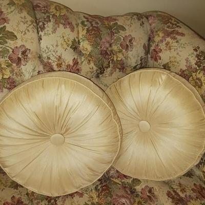 FLORAL TUFTED SETTEE