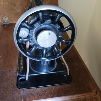 ANTIQUE SINGER TREADLE SEWING MACHINE IN A CABINET