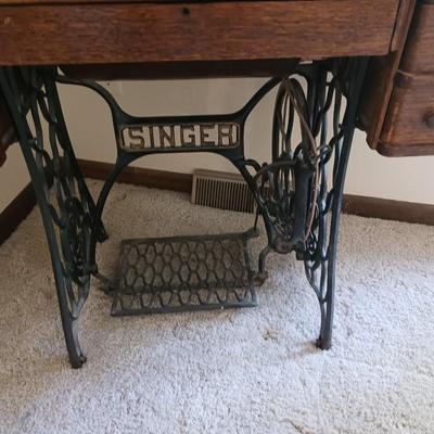 ANTIQUE SINGER TREADLE SEWING MACHINE IN A CABINET
