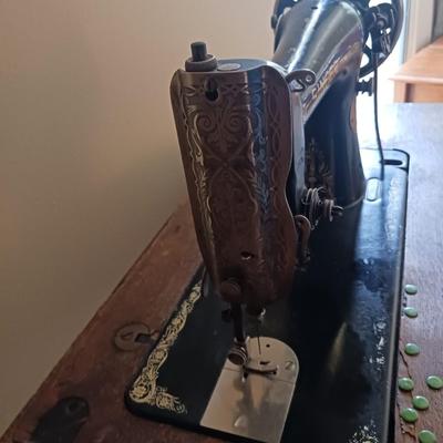 ANTIQUE SINGER TREADLE SEWING MACHINE IN A CABINET