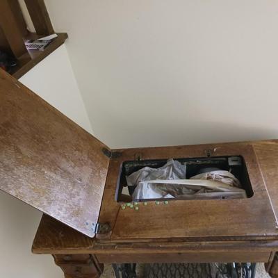 ANTIQUE SINGER TREADLE SEWING MACHINE IN A CABINET