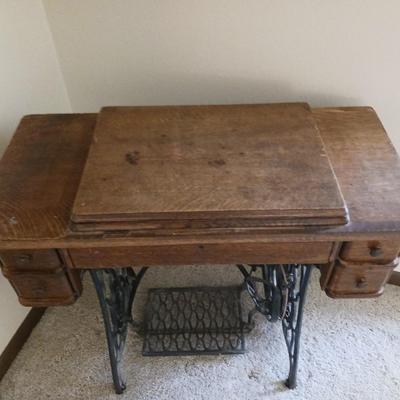 ANTIQUE SINGER TREADLE SEWING MACHINE IN A CABINET