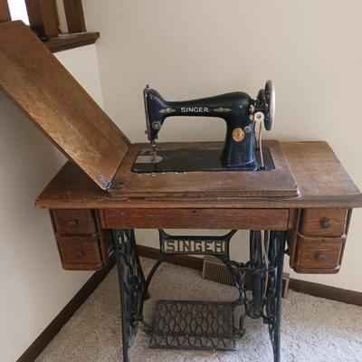 ANTIQUE SINGER TREADLE SEWING MACHINE IN A CABINET