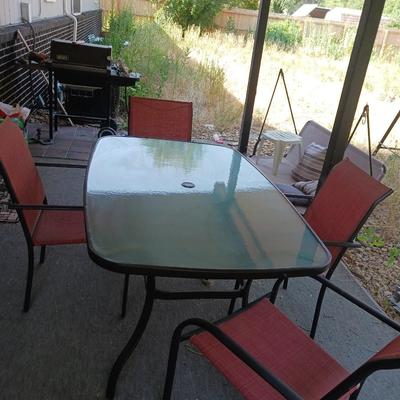 HAMPTON BAY PATIO TABLE WITH 4 CHAIRS