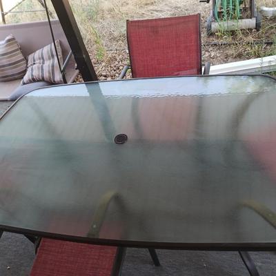 HAMPTON BAY PATIO TABLE WITH 4 CHAIRS