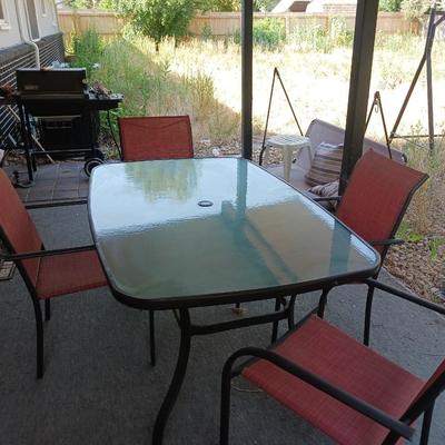 HAMPTON BAY PATIO TABLE WITH 4 CHAIRS