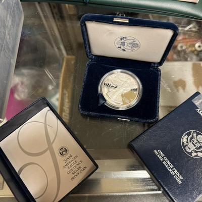 2004 AMERICAN EAGLE 1Oz SILVER .999 papers and box included