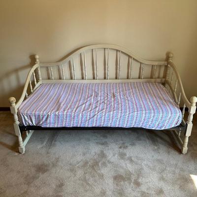 TRUNDLE TWIN SIZE DAYBED