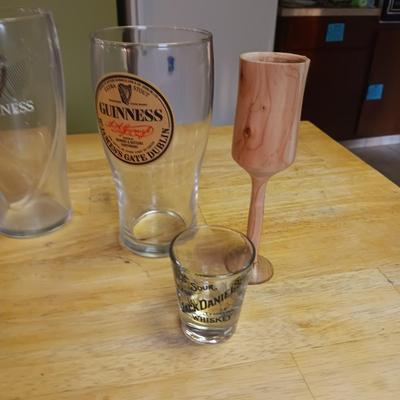 GUINNESS GLASSES, COORS ASHTRAY, SABRE POCKET KNIFE AND SHOT GLASS