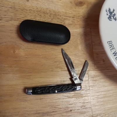 GUINNESS GLASSES, COORS ASHTRAY, SABRE POCKET KNIFE AND SHOT GLASS