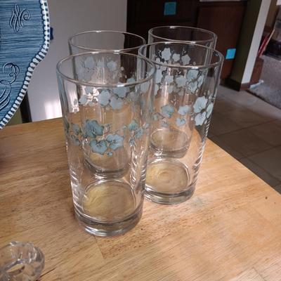 CURRIER & IVES PLATTER, 7 FLORAL GLASSES AND A RELISH TRAY