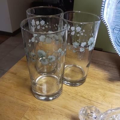 CURRIER & IVES PLATTER, 7 FLORAL GLASSES AND A RELISH TRAY